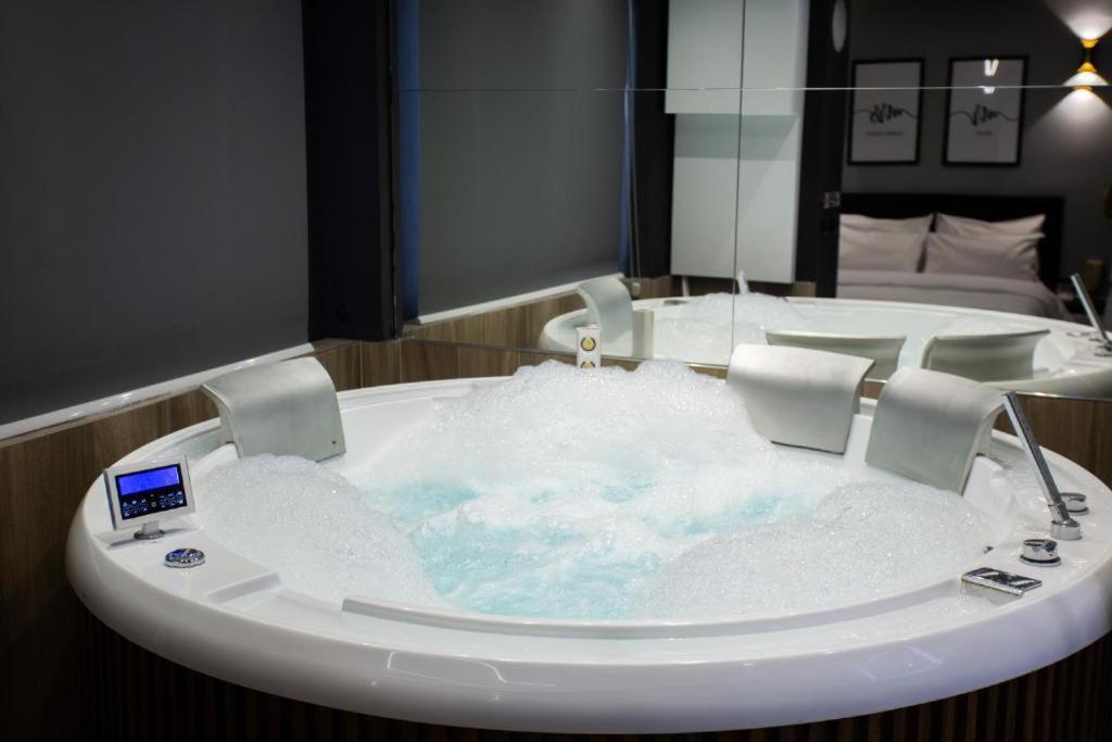 Postel nebo postele na pokoji v ubytování The Bubbles - Jacuzzi Rooms Tirana