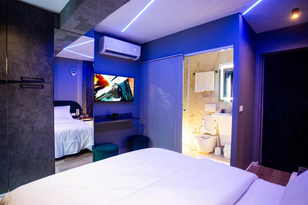 Postel nebo postele na pokoji v ubytování The Bubbles - Jacuzzi Rooms Tirana