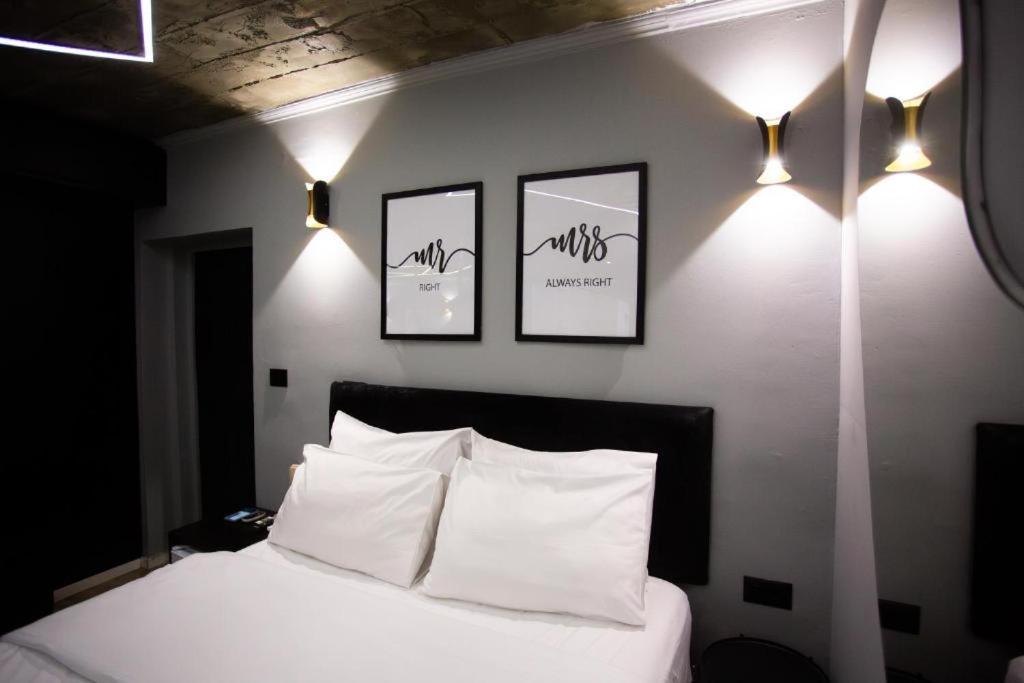 Postel nebo postele na pokoji v ubytování The Bubbles - Jacuzzi Rooms Tirana