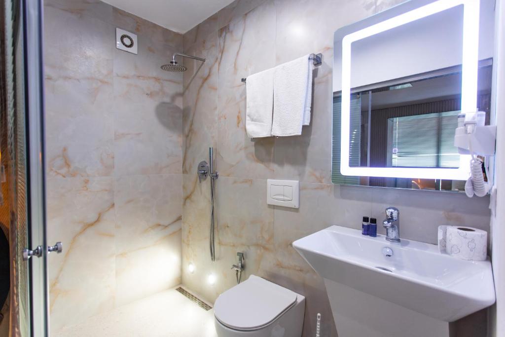 Koupelna v ubytování The Bubbles - Jacuzzi Rooms Tirana