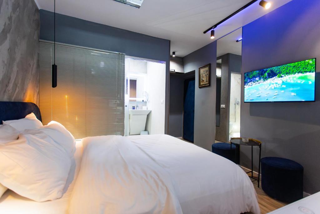 Postel nebo postele na pokoji v ubytování The Bubbles - Jacuzzi Rooms Tirana