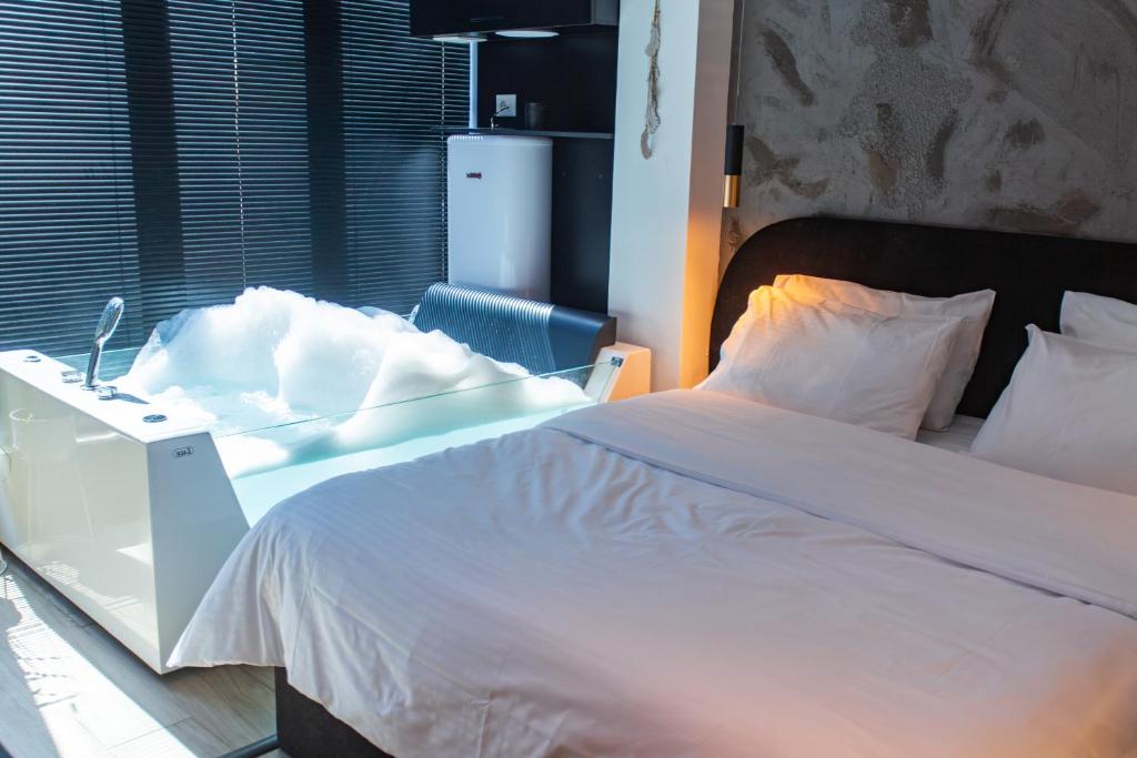 Postel nebo postele na pokoji v ubytování The Bubbles - Jacuzzi Rooms Tirana