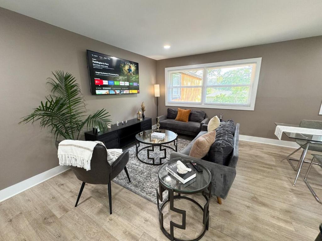 TV a/nebo společenská místnost v ubytování Atlanta Crystal Suite Near Downtown