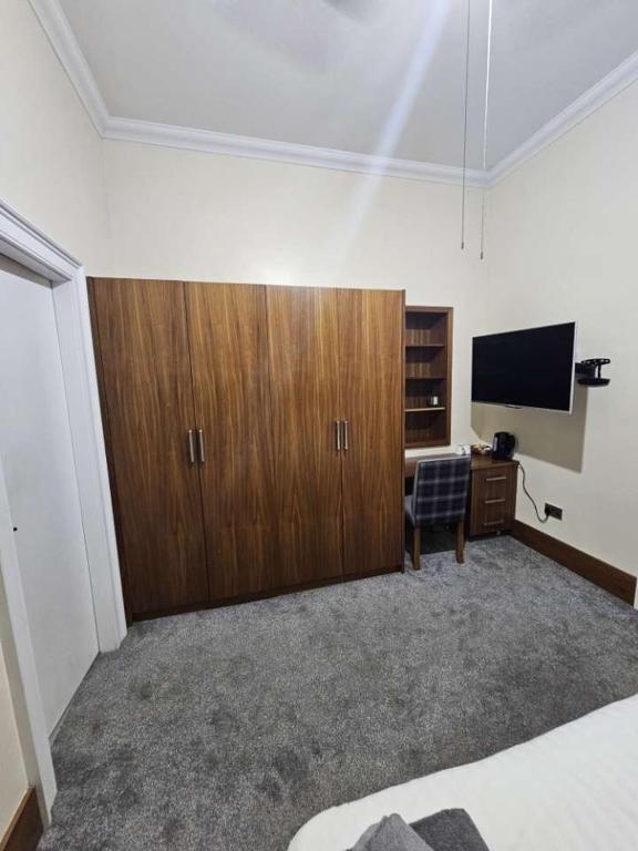 TV a/nebo společenská místnost v ubytování Spacious Large Double Room With Private bathroom