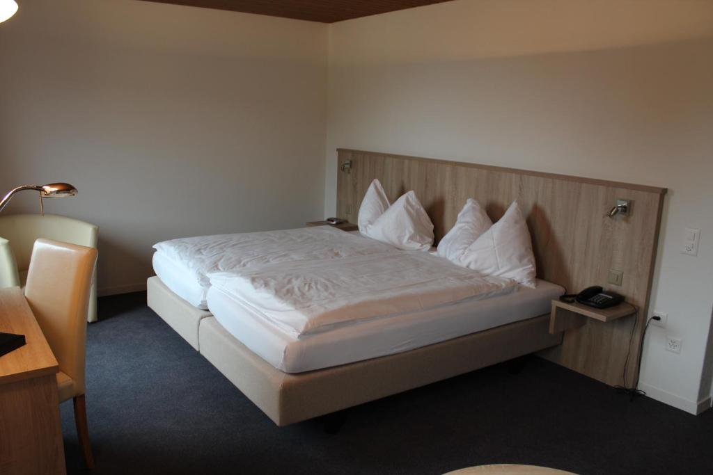 Una cama o camas en una habitación de Martinshof
