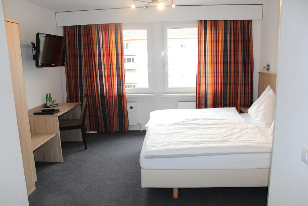 Una cama o camas en una habitación de Martinshof