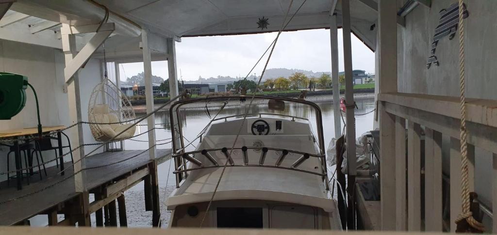 On the water boat House - Resim 25