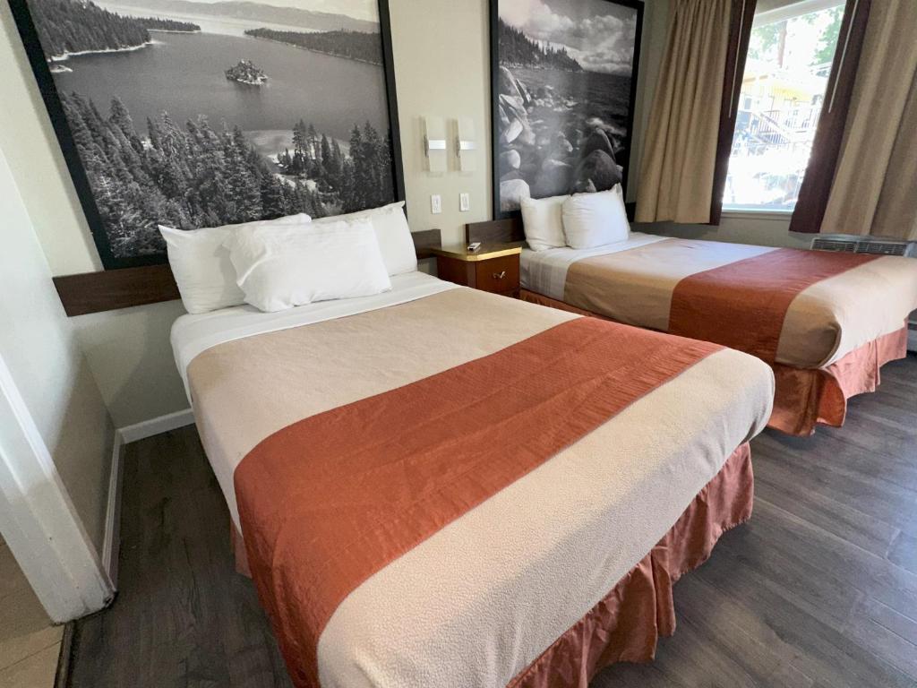 Postel nebo postele na pokoji v ubytování Alpine Inn & Spa
