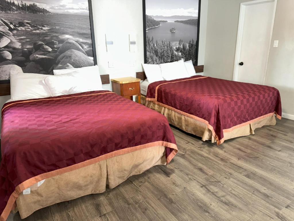 Postel nebo postele na pokoji v ubytování Alpine Inn & Spa