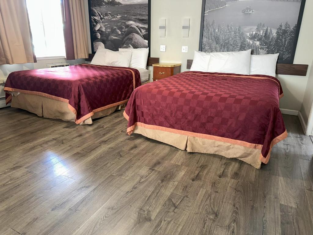 Postel nebo postele na pokoji v ubytování Alpine Inn & Spa