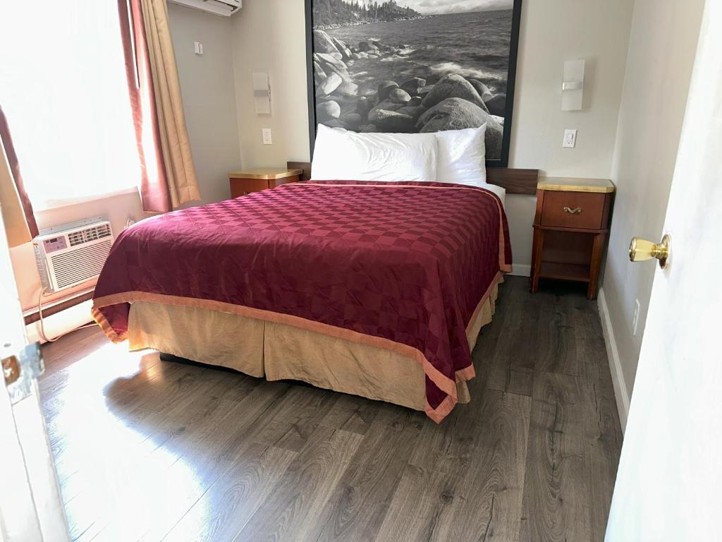 Postel nebo postele na pokoji v ubytování Alpine Inn & Spa
