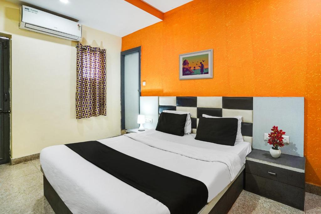 Postel nebo postele na pokoji v ubytování Hotel O Crystal