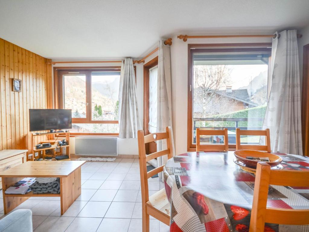 un salon avec une table, des chaises et une télévision dans l'établissement Appartement lumineux 39m², 4 pers, proche centre Morzine - FR-1-684-71, à Morzine