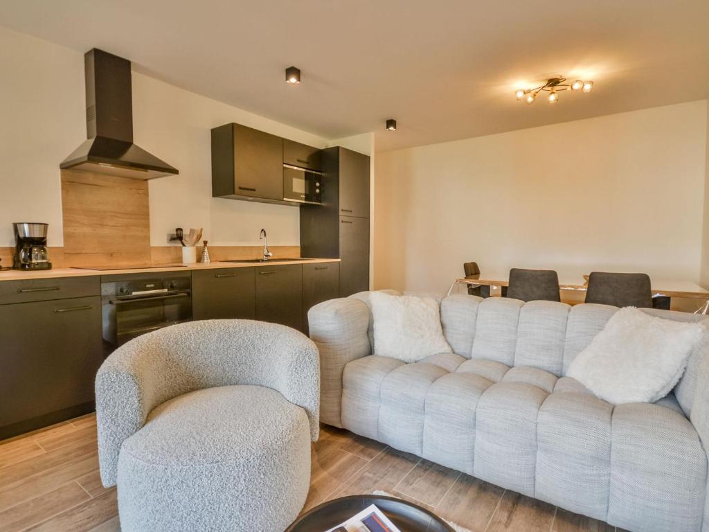 - un salon avec un canapé blanc et deux chaises dans l'établissement Morzine Centre 5 pers, Appartement Neuf avec Balcon - FR-1-684-70, à Morzine