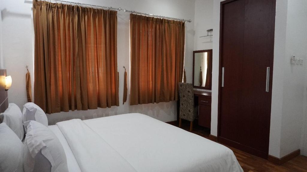 Postel nebo postele na pokoji v ubytování Diyar Villas Puncak M4/12
