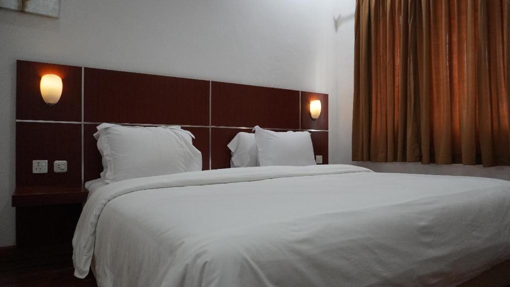 Postel nebo postele na pokoji v ubytování Diyar Villas Puncak M4/12