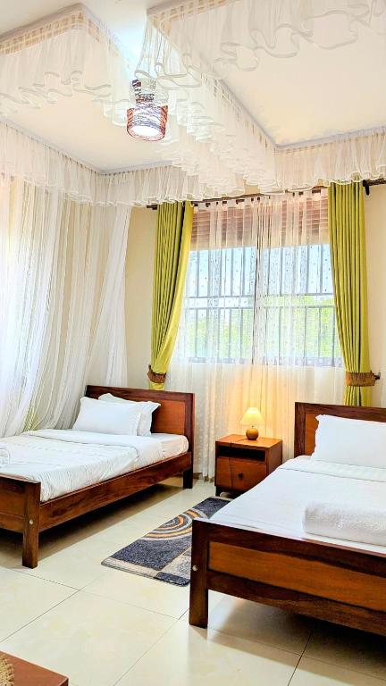Postel nebo postele na pokoji v ubytování Ahva III Residence
