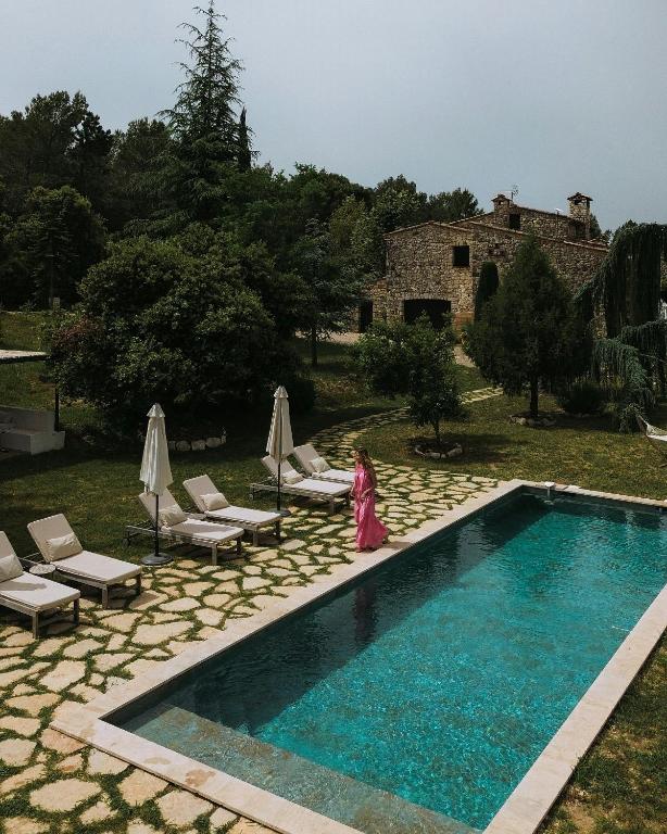 une femme se promenant à côté d'une piscine dans l'établissement Retreat Between Sea And Mountains In Provence, à Saint-Cézaire-sur-Siagne