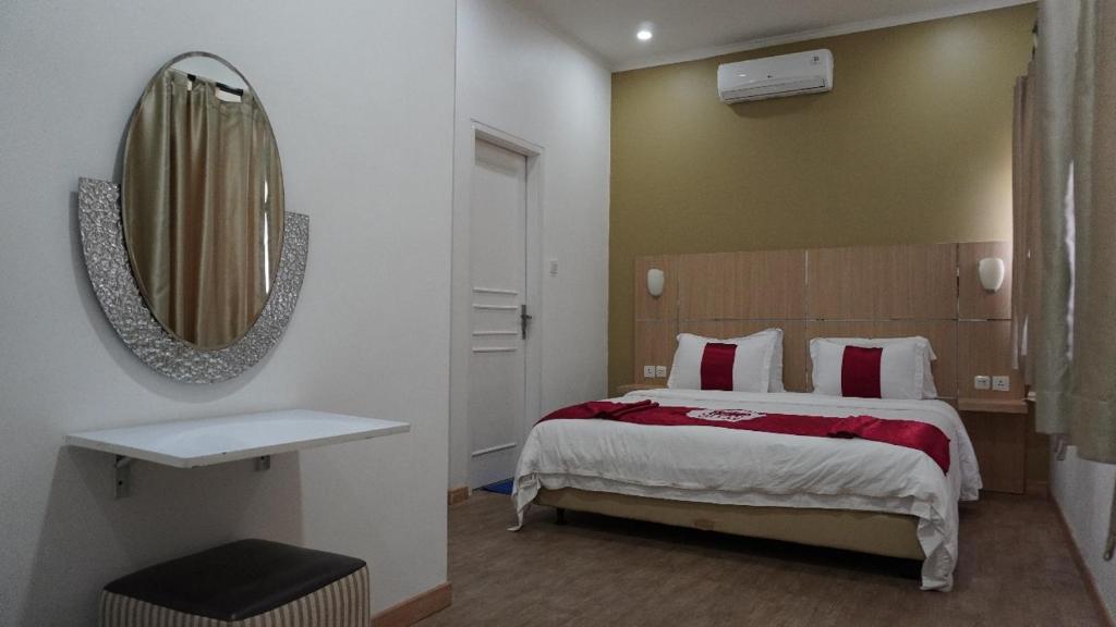 Postel nebo postele na pokoji v ubytování Diyar Villas Puncak K3/2A