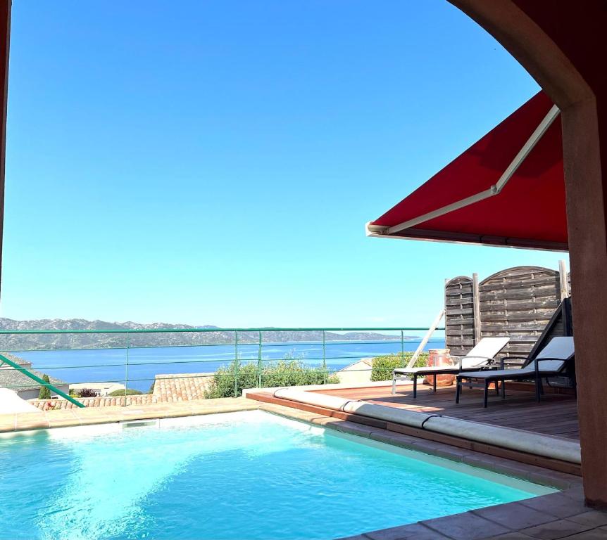 Bazén v ubytování Villa avec piscine privative et vue imprenable sur le golf de Saint-Florent à 300 m de la plage nebo v jeho okolí