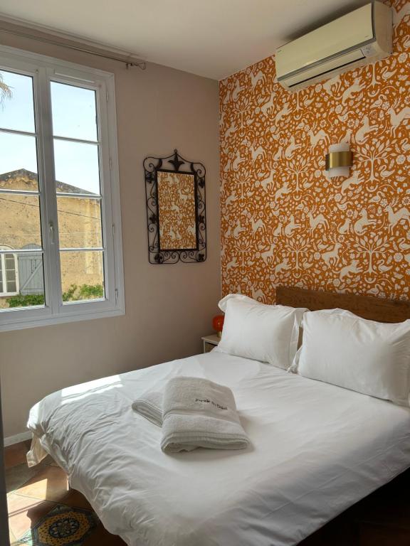 Postel nebo postele na pokoji v ubytování Hôtel L'Escale Au Soleil