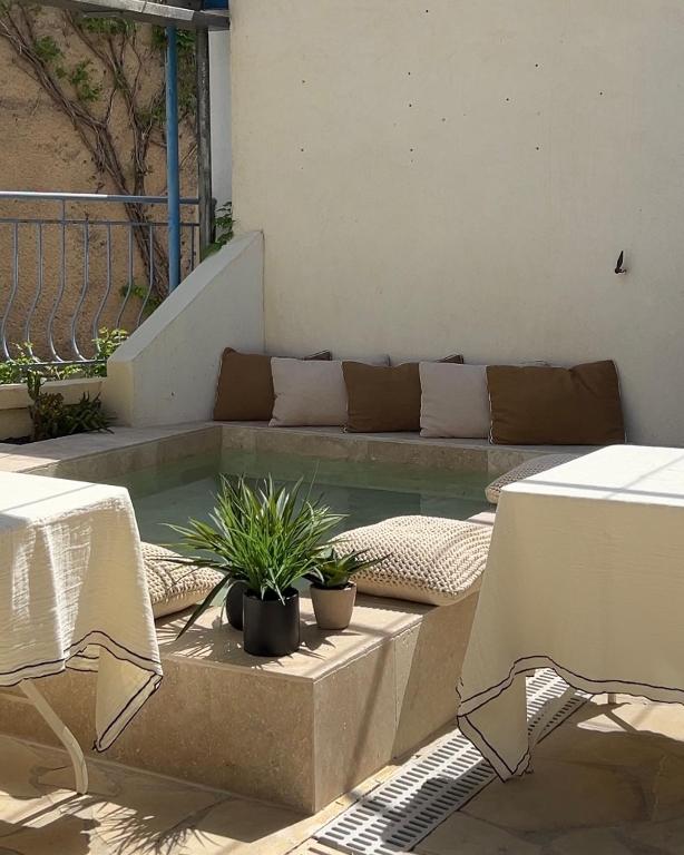 Posezení v ubytování Hôtel L'Escale Au Soleil