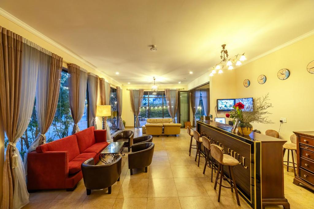 TV a/nebo společenská místnost v ubytování Guava Hill Boutique Hotel