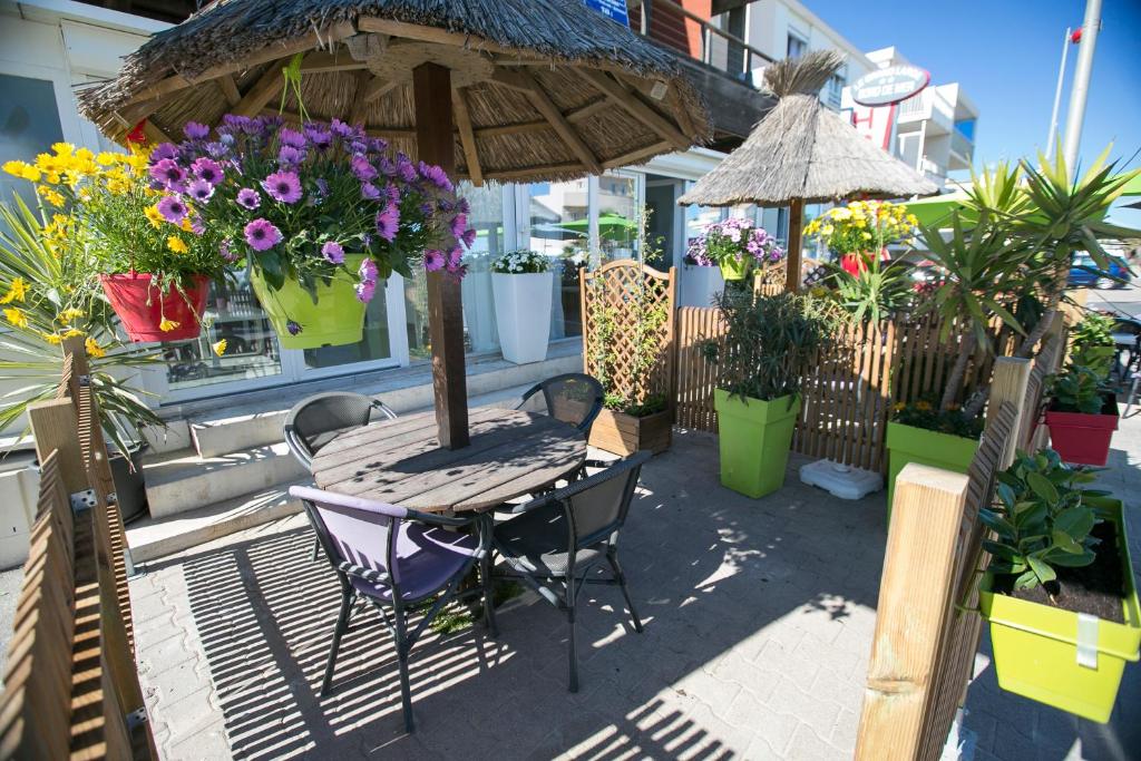 Patio nebo venkovní prostory v ubytování Le Grand Large Bord de Mer Hotel & Appartements