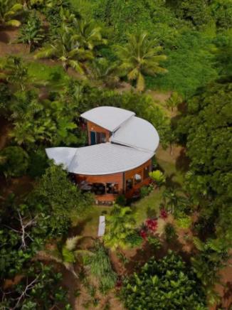 Shell House with Ocean View tesisinin dışında bir bahçe