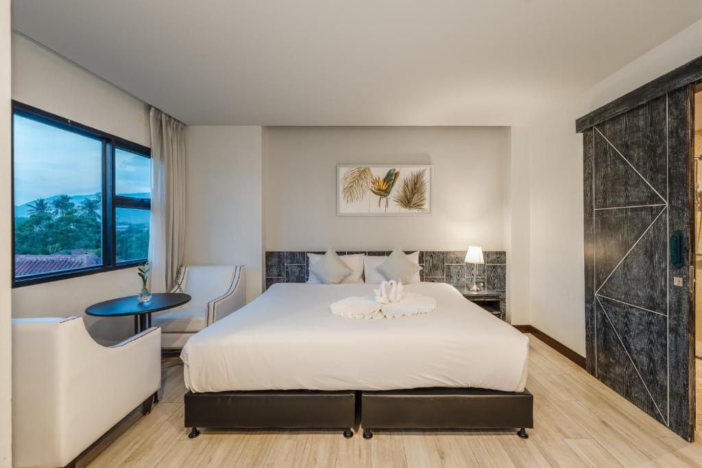 Postel nebo postele na pokoji v ubytování Coco Paradiso Phuket SHA