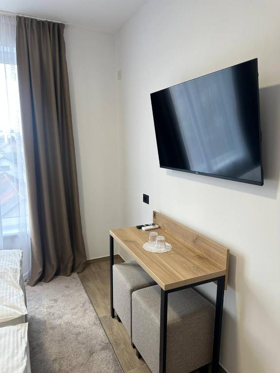 TV a/nebo společenská místnost v ubytování Inn West Hotel by Pysanka