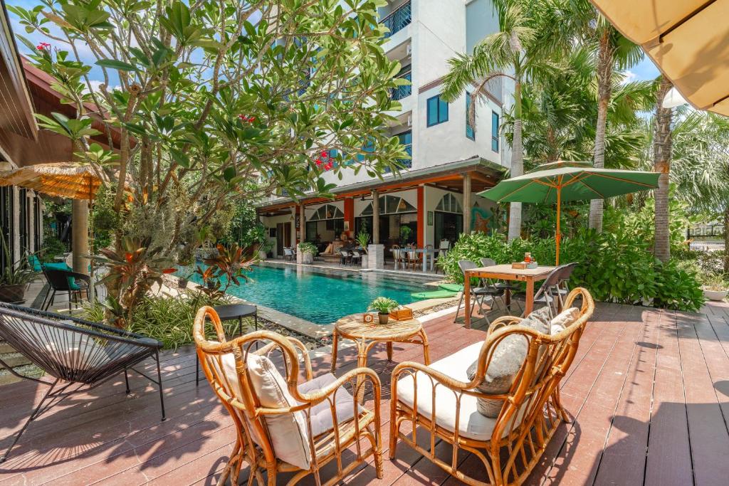 Bazén v ubytování Coco Paradiso Phuket SHA nebo v jeho okolí