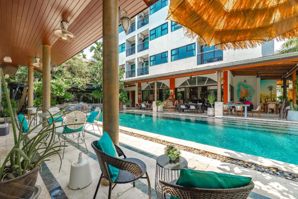 Bazén v ubytování Coco Paradiso Phuket SHA nebo v jeho okolí