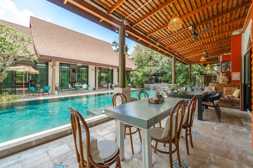 Bazén v ubytování Coco Paradiso Phuket SHA nebo v jeho okolí