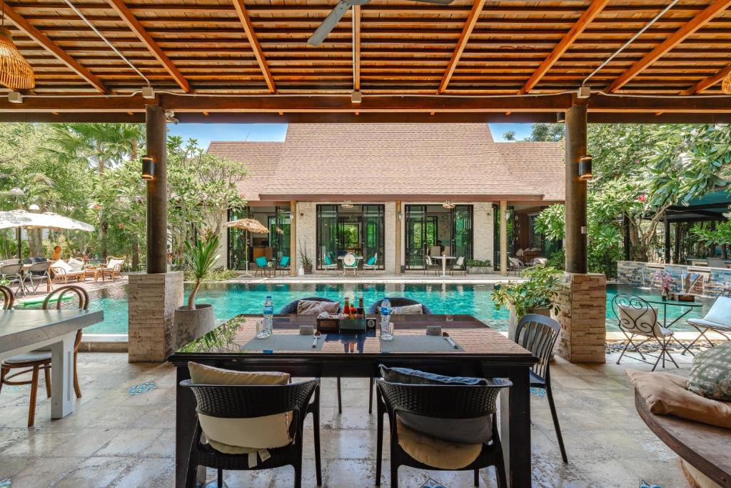 Bazén v ubytování Coco Paradiso Phuket SHA nebo v jeho okolí