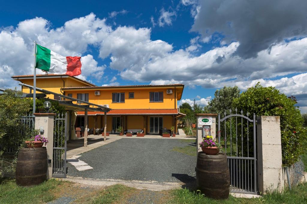 ein Haus mit einer Flagge darüber in der Unterkunft Albergo Luisss in Marina di Grosseto