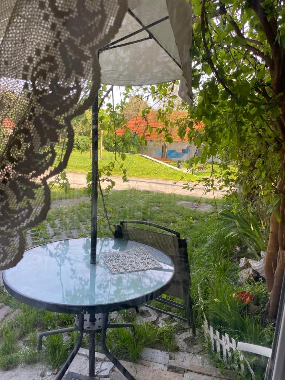 an umbrella sitting on a table in a garden at Zoldovezet in Budaörs