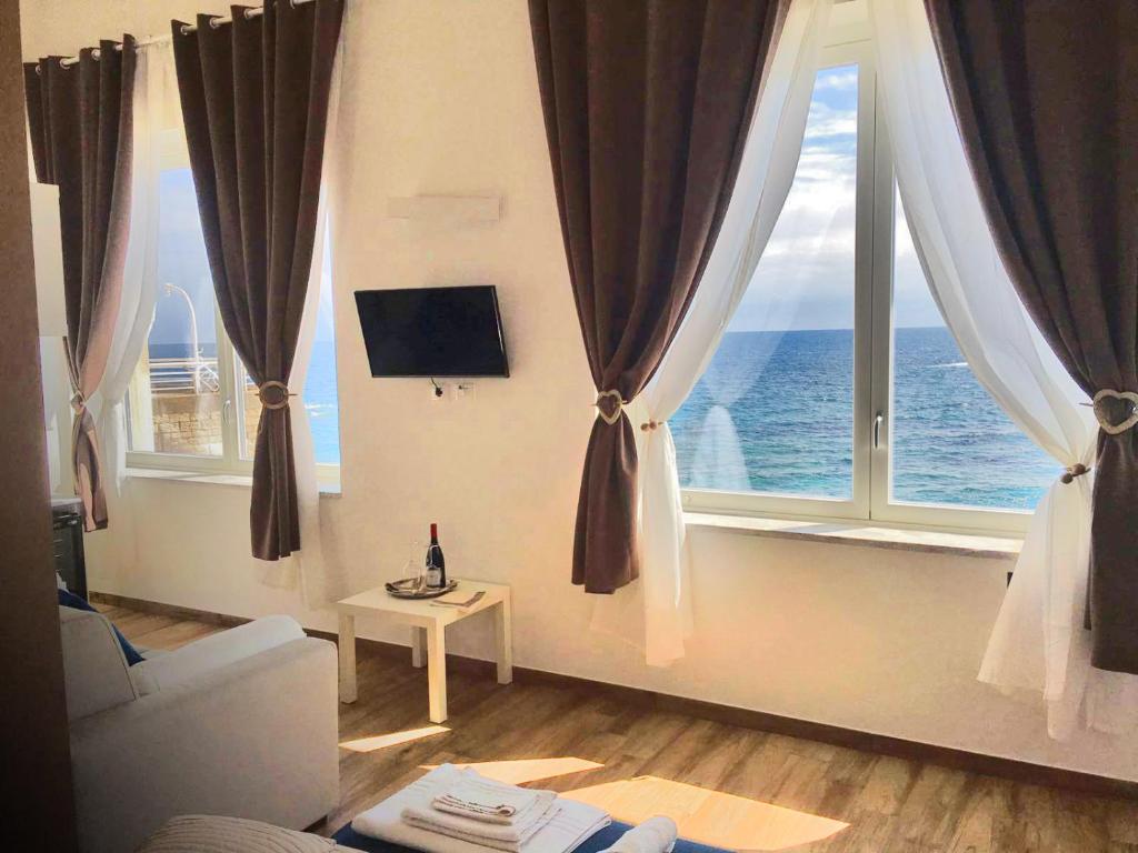 TV a/nebo společenská místnost v ubytování MarLove Sea View Only Rooms Spiaggia Privata
