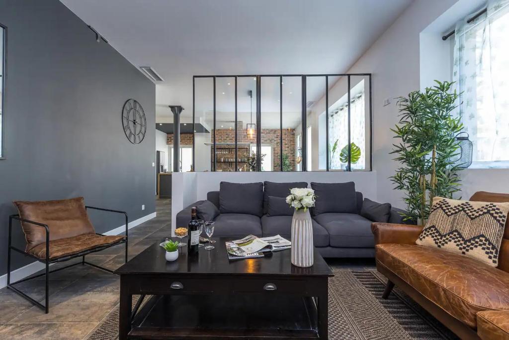 un salon avec un canapé et une table dans l'établissement 5 min walk to Sea & Tram, à Nice