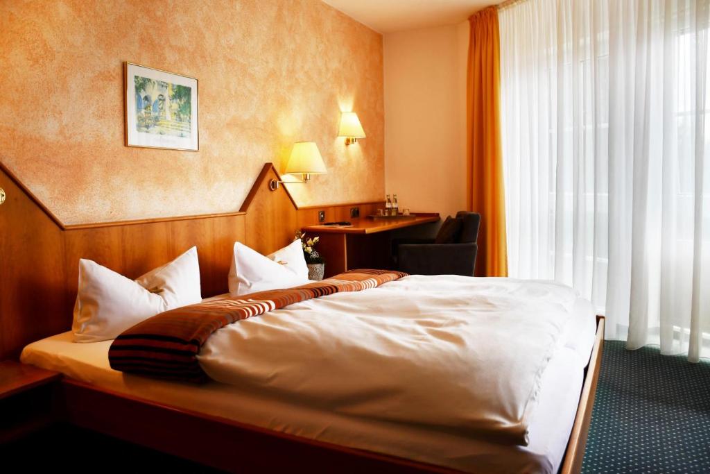 Postel nebo postele na pokoji v ubytování Hotel Schöne Aussicht
