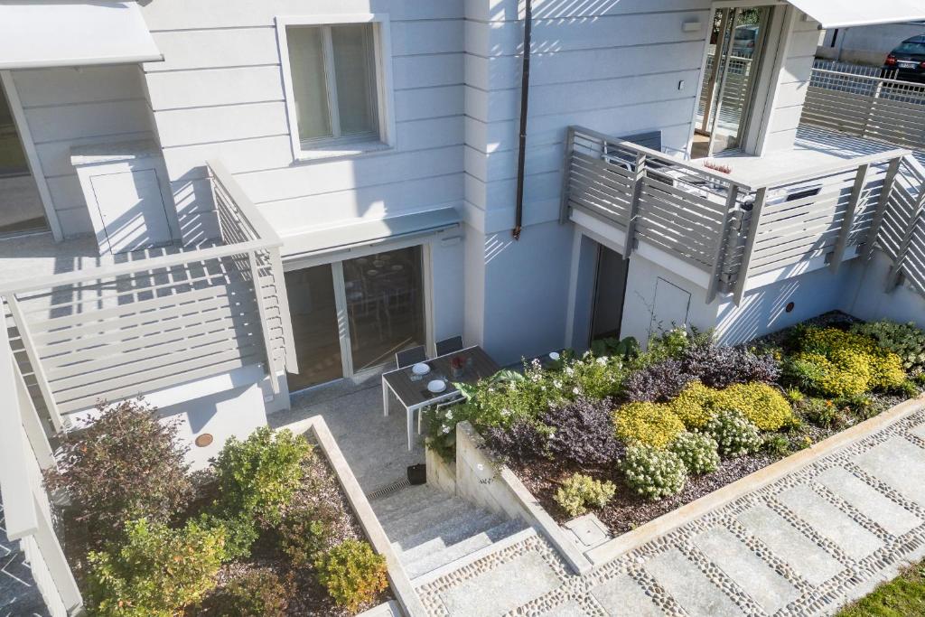 Elle offre une vue aérienne sur une maison dotée d'un balcon. dans l'établissement Villa Sunset - Luxury property with pool & large private garden and parking, few steps from the beach, ideal for singles, couples and a family, à Dervio