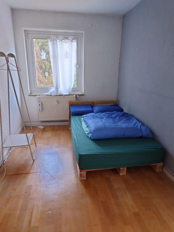 Un dormitorio con una cama en una habitación con ventana. en Cozy room, en Colonia