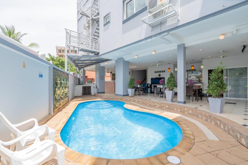 Bazén v ubytování Square One Hotel Patong nebo v jeho okolí