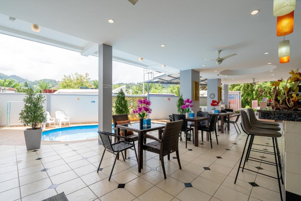 Square One Hotel Patong - Resim 20