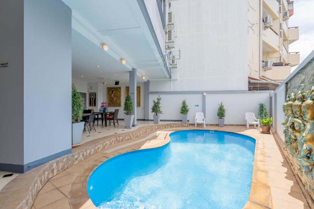 Bazén v ubytování Square One Hotel Patong nebo v jeho okolí