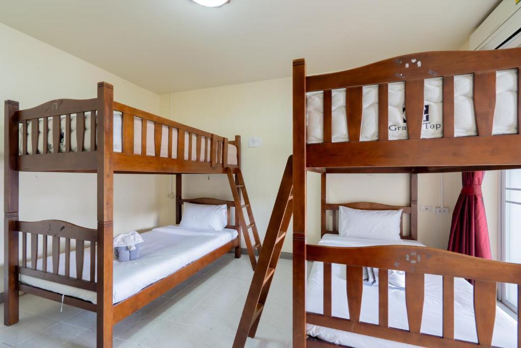 Postel nebo postele na pokoji v ubytování Square One Hotel Patong