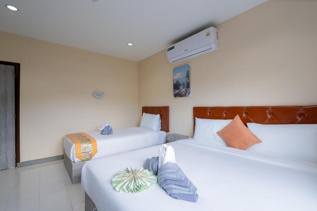 Postel nebo postele na pokoji v ubytování Square One Hotel Patong