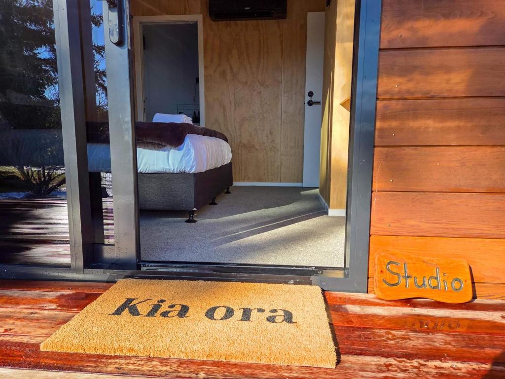 Una puerta a un dormitorio con un cartel que dice kir iron en Rivers Edge Studio, en Lake Tekapo