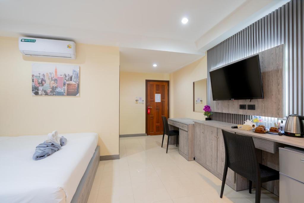 Postel nebo postele na pokoji v ubytování Square One Hotel Patong
