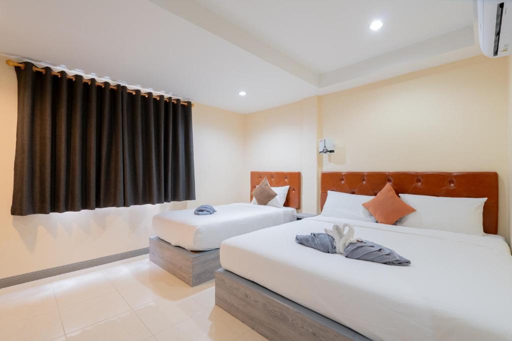 Postel nebo postele na pokoji v ubytování Square One Hotel Patong